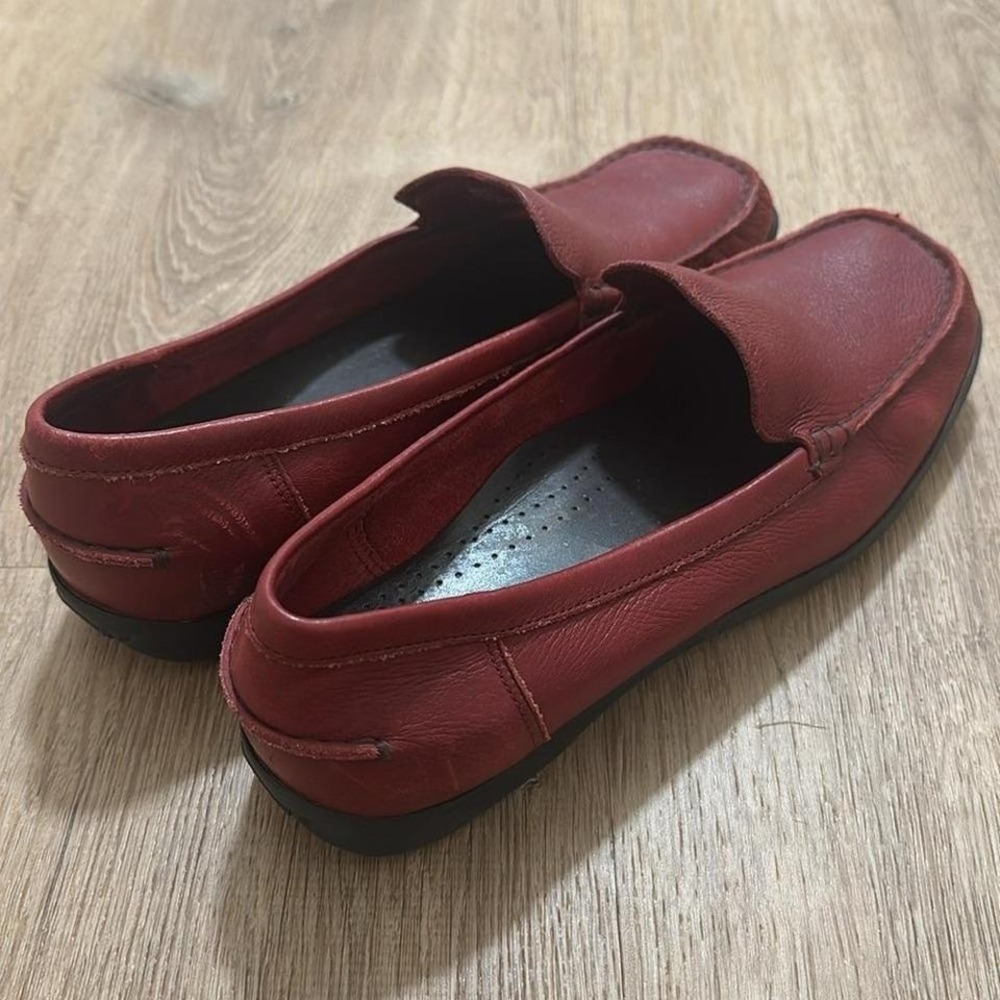 TROTTERS | Women's Blood Red Pebbled Leather Moc Toe BRAZIL Loafer Flats, 10 - Picture 4 of 6